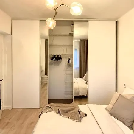 Urban Jungle By Zoom Apartment